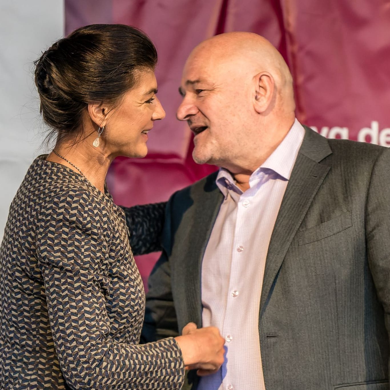 Robert Crumbach zusammen mit Sahra Wagenknecht auf einer Wahlkampfveranstaltung in Cottbus.