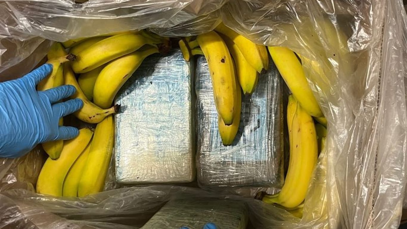 Ermittler zeigen Pakete mit Kokain versteckt in einer Bananenkiste: Den Drogenhändlern scheint ein teurer Irrtum unterlaufen zu sein.