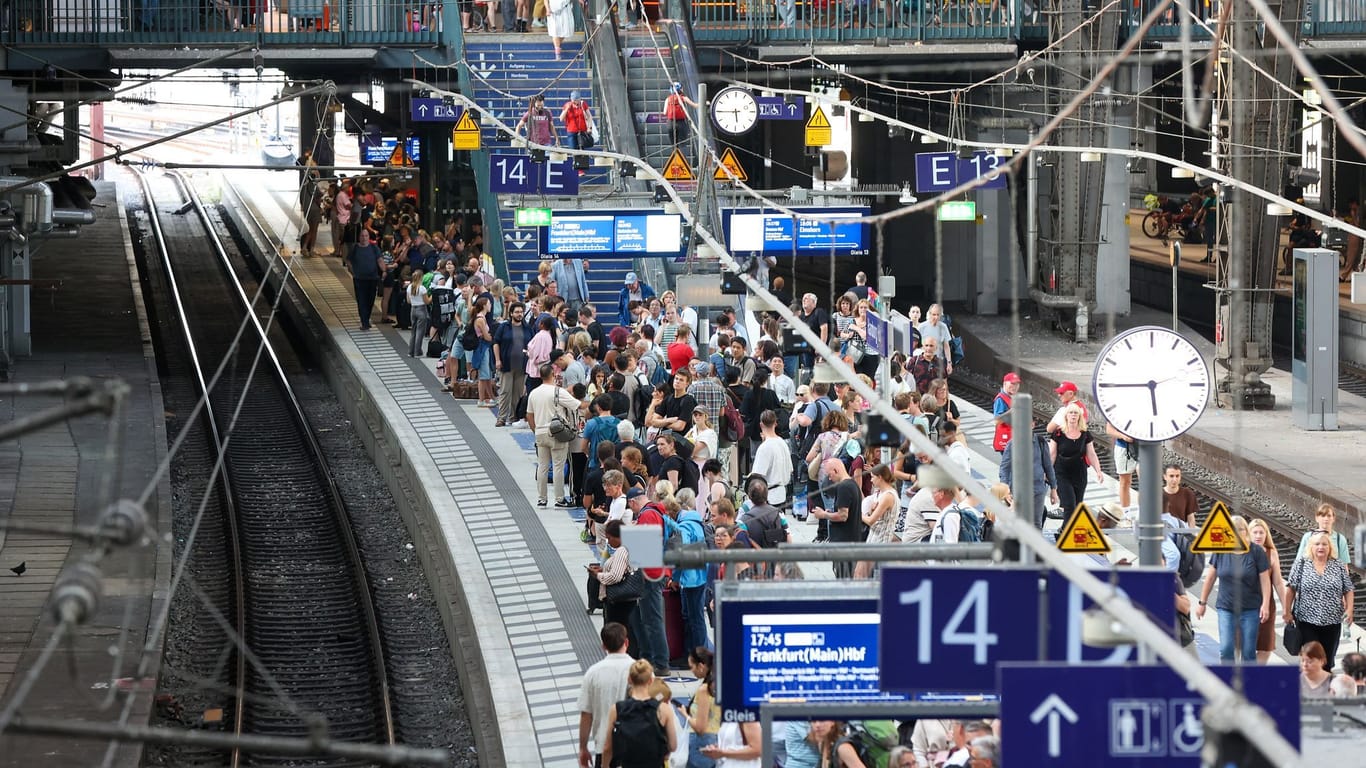 Zugverkehr bis Dienstag eingeschränkt