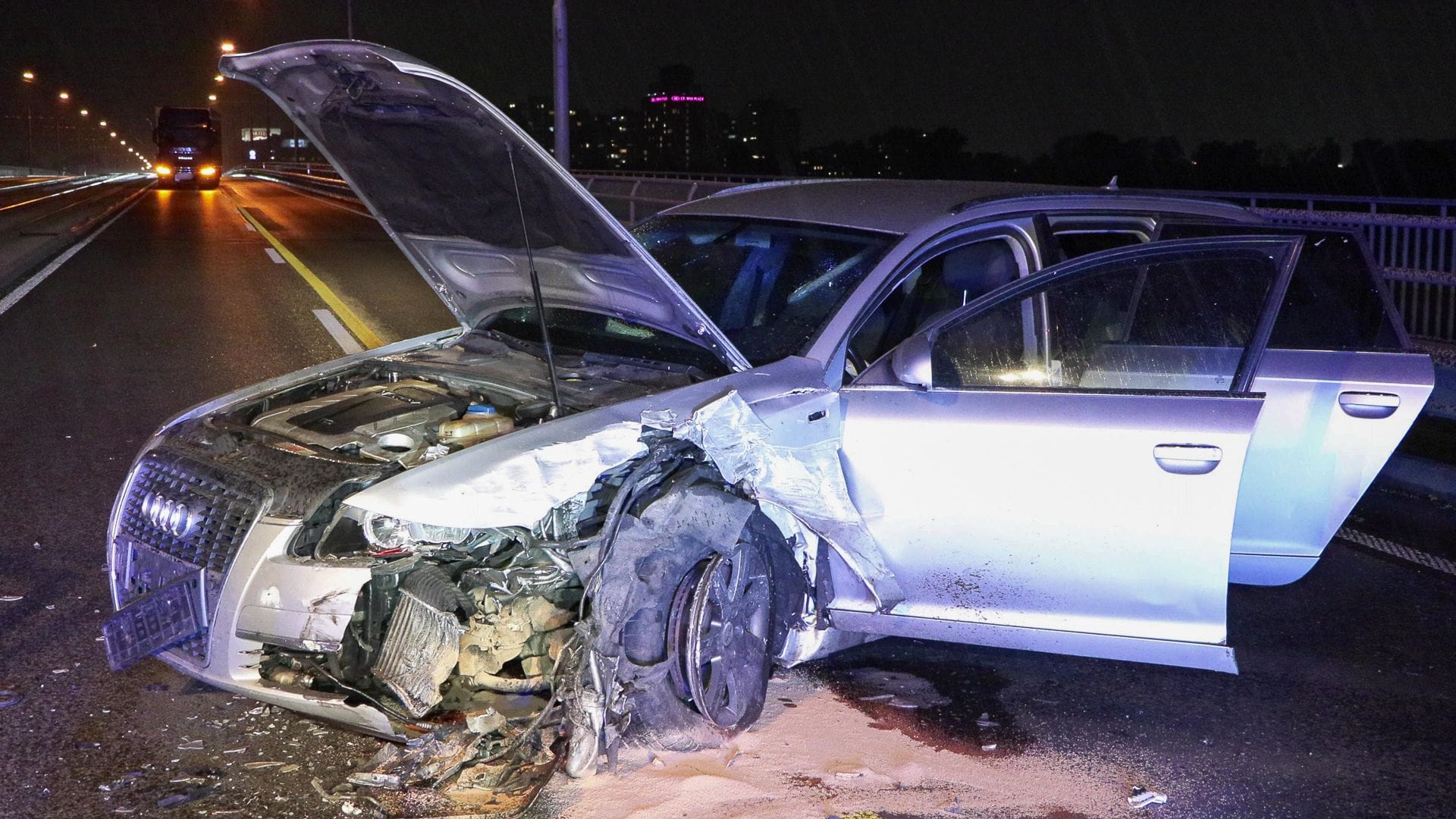 Schwerer Unfall auf der Josef-Kardinal-Frings-Brücke: Kollision