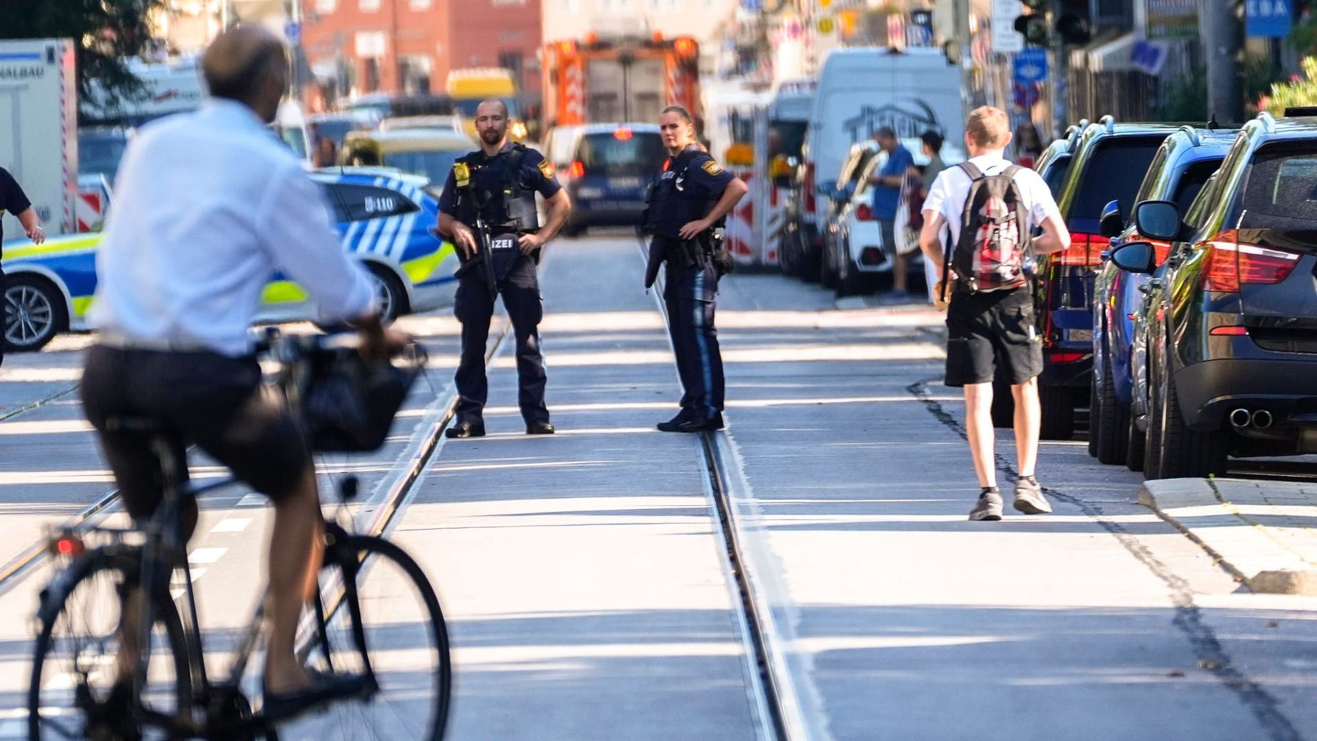 Die Polizei ist nach eigenen Angaben mit zahlreichen Kräften und einem Hubschrauber vor Ort.