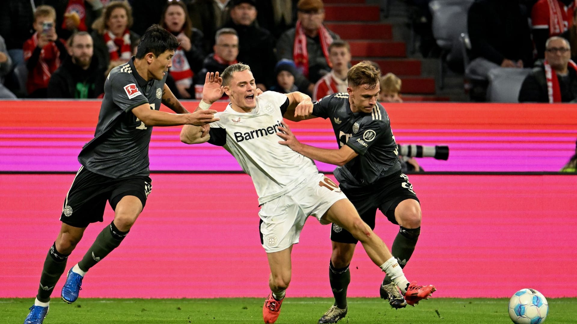 Bayer Leverkusen erkämpft ein Unentschieden im Topspiel. Gegen einen dominanten FC Bayern können sich nur wenige Spieler der Werkself richtig auszeichnen – und einer erwischt einen ganz schwachen Tag. Die Einzelkritik.