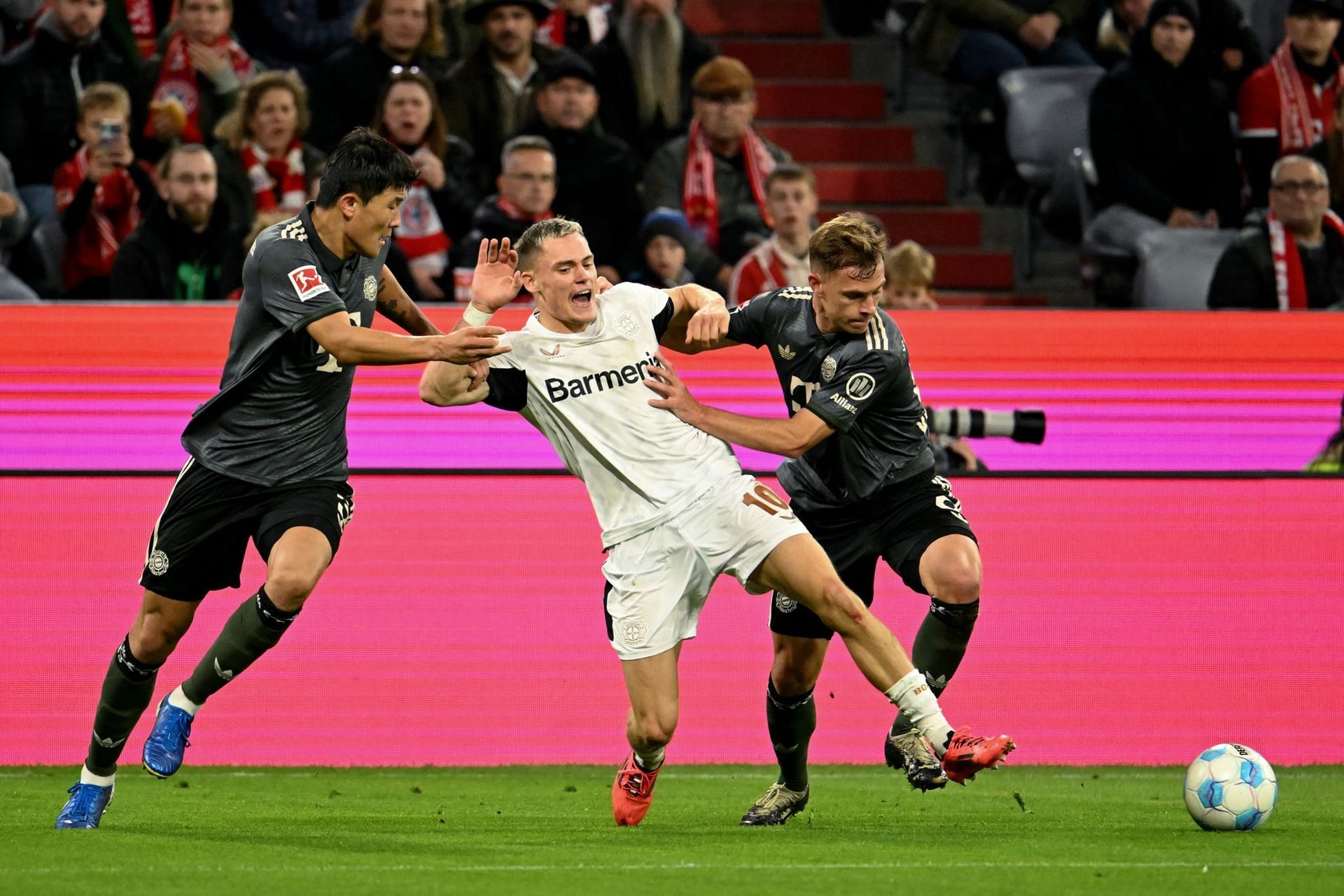 Bayer Leverkusen erkämpft ein Unentschieden im Topspiel. Gegen einen dominanten FC Bayern können sich nur wenige Spieler der Werkself richtig auszeichnen – und einer erwischt einen ganz schwachen Tag. Die Einzelkritik.