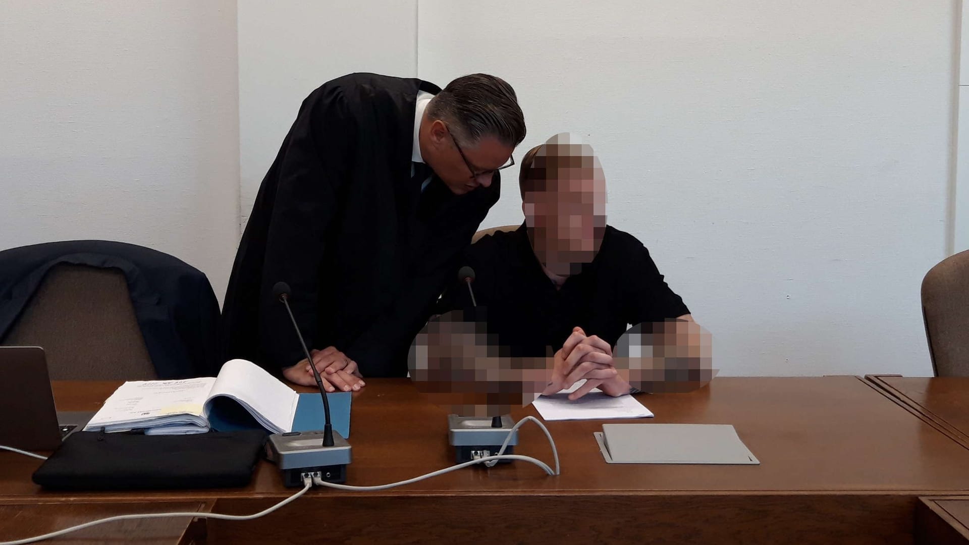 Vor Gericht: Strafverteidiger Dietmar Bonn (l.) im Gespräch mit seinem Mandanten, — dem die Staatsanwaltschaft Zwangsprostitution vorwirft.