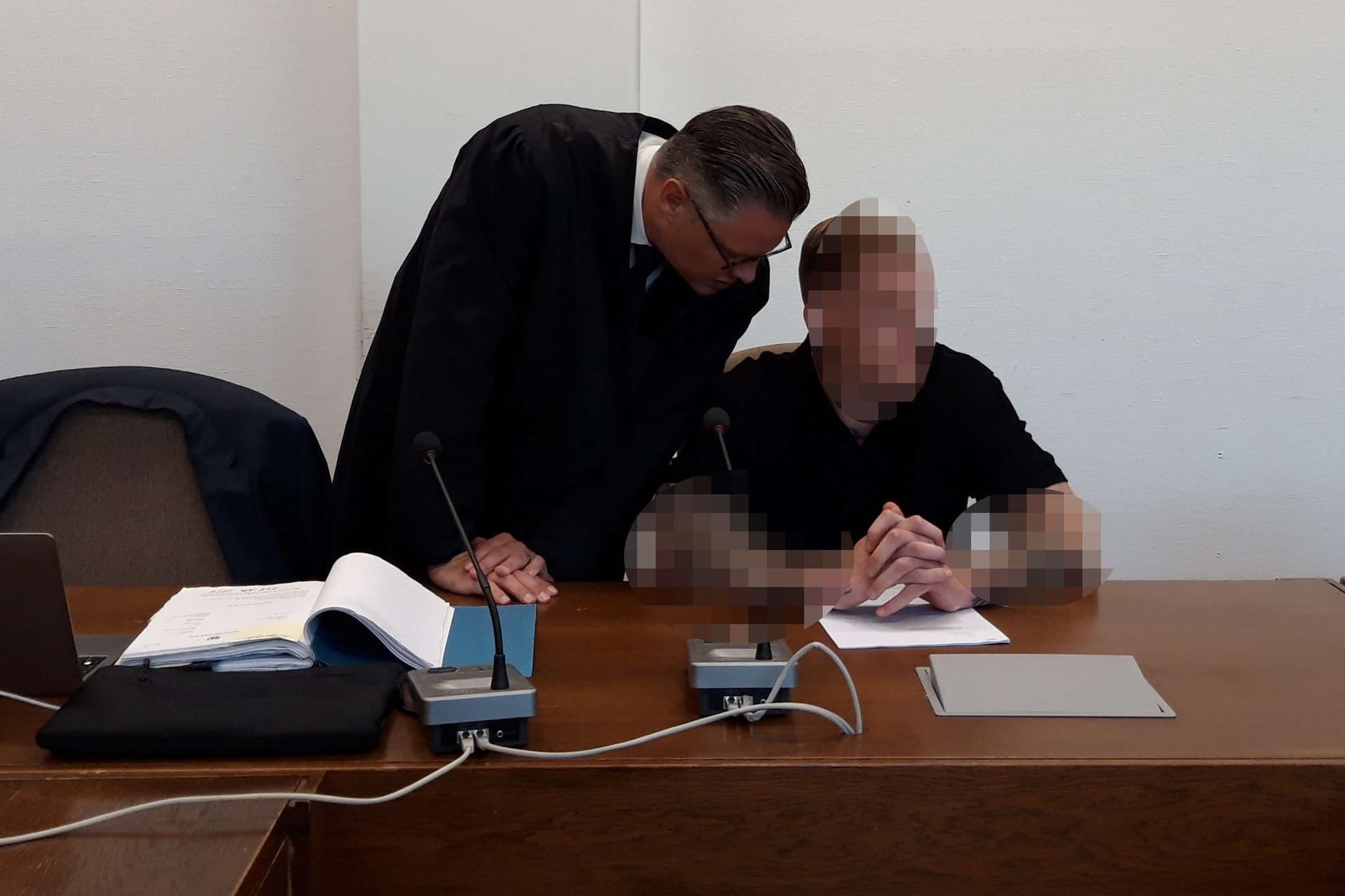 Vor Gericht: Strafverteidiger Dietmar Bonn (l.) im Gespräch mit seinem Mandanten, — dem die Staatsanwaltschaft Zwangsprostitution vorwirft.