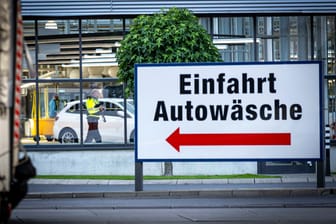 Mitarbeiter der Polizei sichern Spuren in einer Essener Waschanlage: Dort hatte es am Donnerstag einen schweren Unfall gegeben.