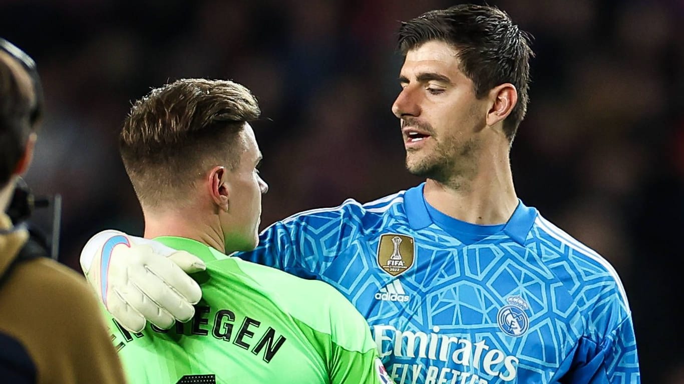 Marc-André ter Stegen (l.) mit Thibaut Courtois im März 2023: Die beiden Torhüter verbindet gegenseitiger Respekt.