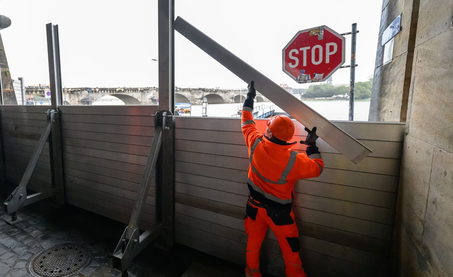 Das Wasser in Dresden steigt: Ein Mitarbeiter der technischen Dienste der Landeshauptstadt Dresden baut Spundwände zum Schutz gegen Hochwasser auf.