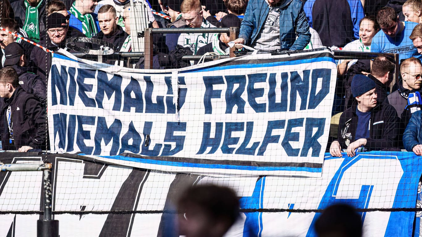 "Niemals Freund, niemals Helfer" (Archivbild): Das Verhältnis der HSV-Fans zur Polizei gilt als angespannt.