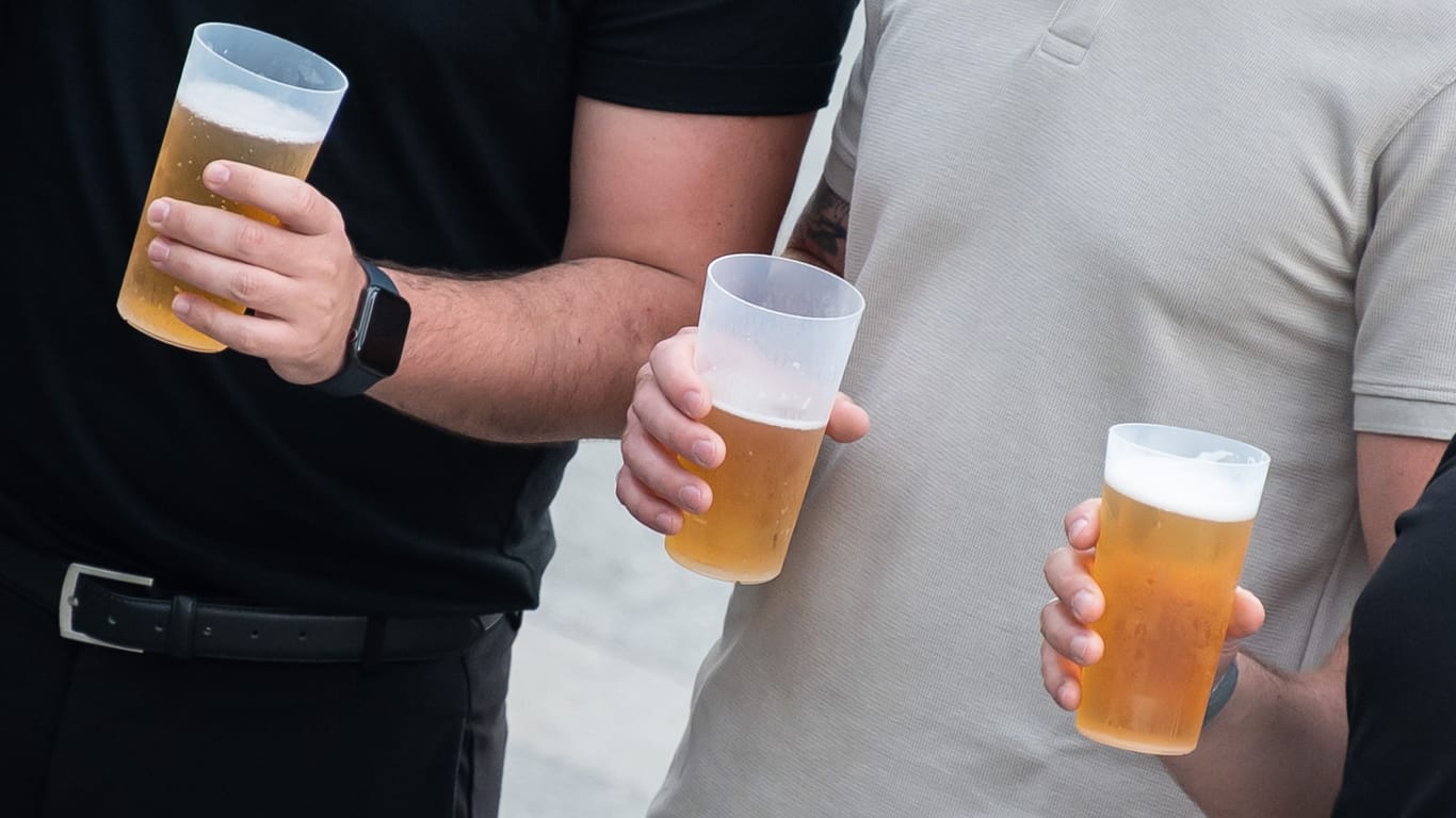 Männer mit Bier (Symbolbild): Dass der Bierausschank nicht mehr aufbauen darf, passt vielen überhaupt nicht.