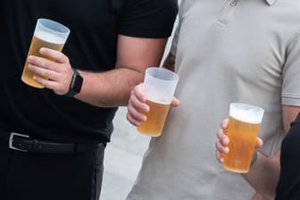 Männer mit Bier (Symbolbild): Dass der Bierausschank nicht mehr aufbauen darf, passt vielen überhaupt nicht.