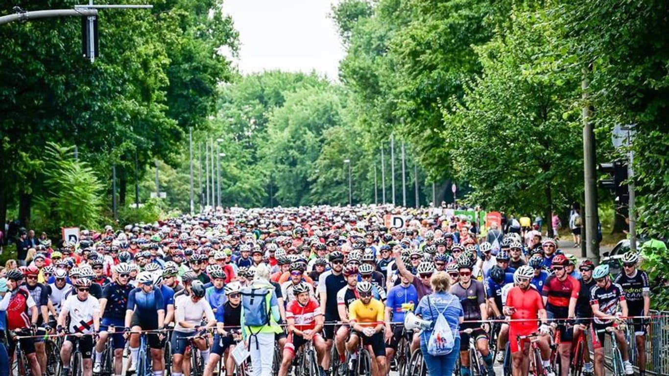 Zahlreiche Radrennfahrer bei den Cyclassics im vergangenen Jahr in Hamburg: Für das Rennen werden auch in diesem Jahr viele Teilnehmer und Zuschauer erwartet.