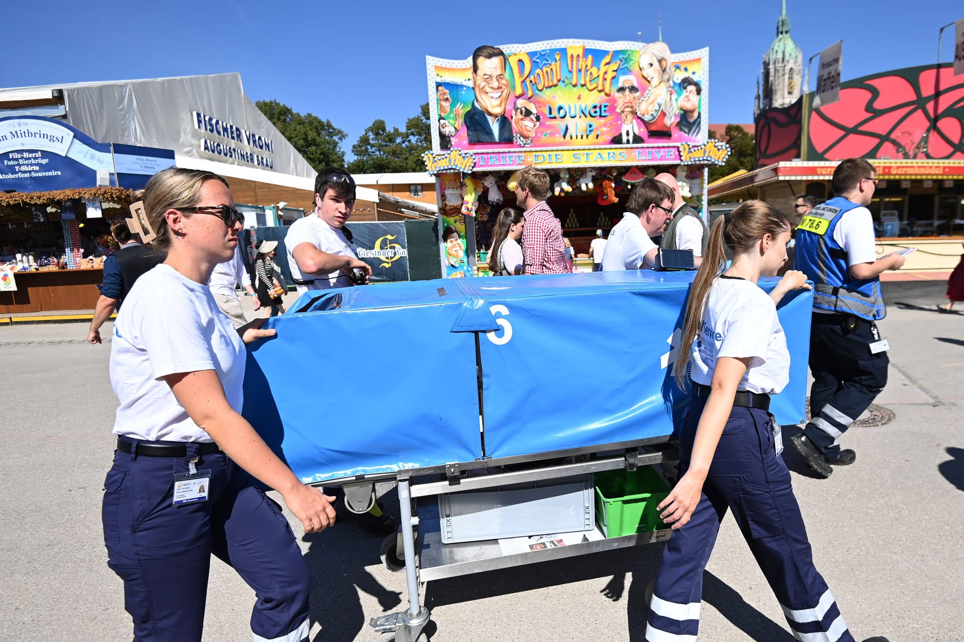 Sanitäter der Aicher Ambulanz auf dem Oktoberfest: Jeder dritte Patient hatte eine Vergiftung, meist durch Alkohol.