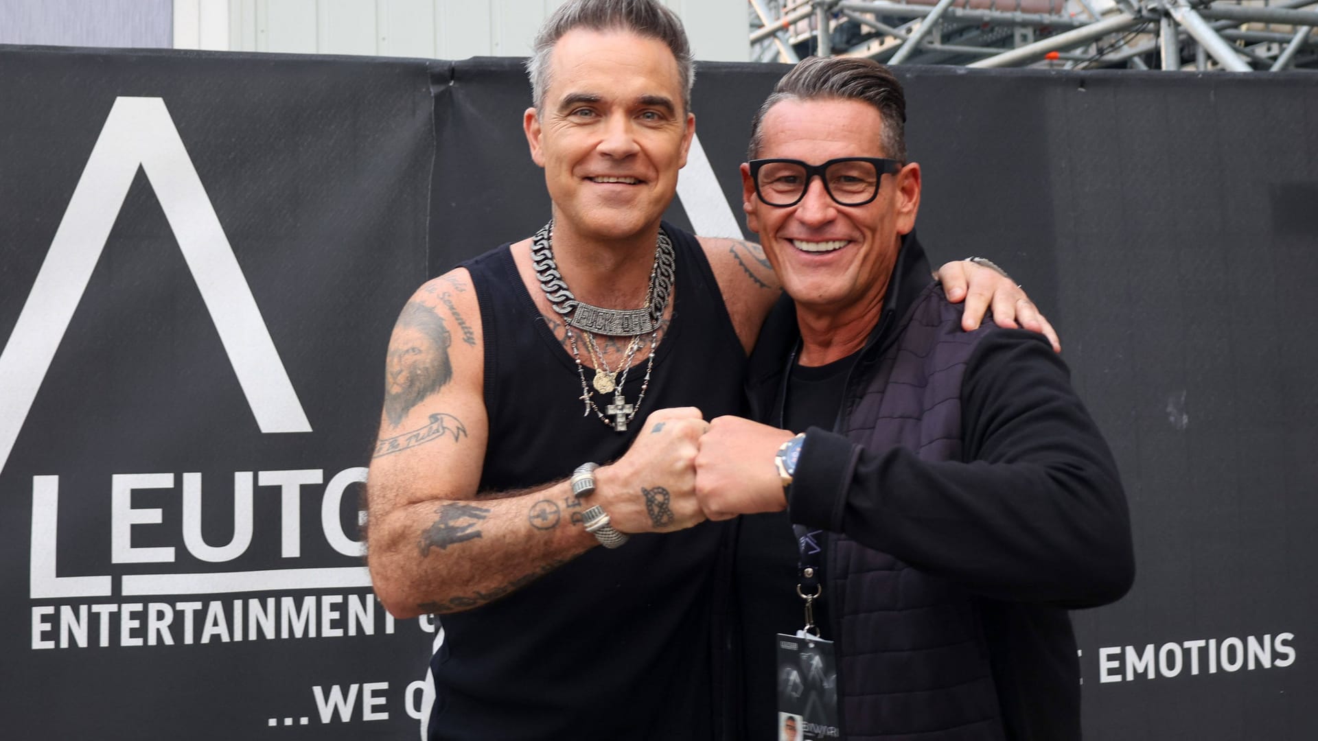 Klaus Leutgeb (r.) mit Popstar Robbie Williams (Archivbild).