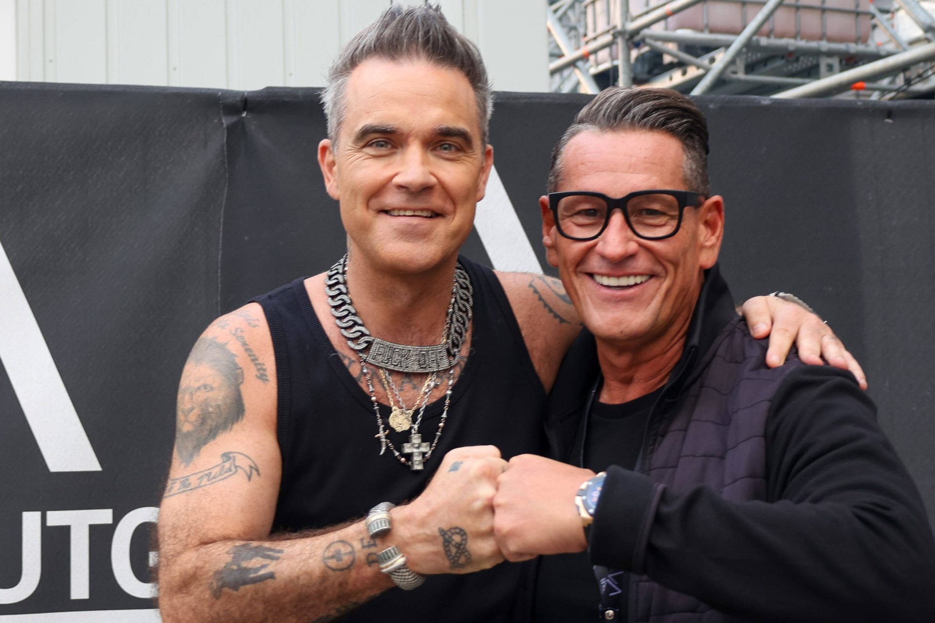 Klaus Leutgeb (r.) mit Popstar Robbie Williams (Archivbild).