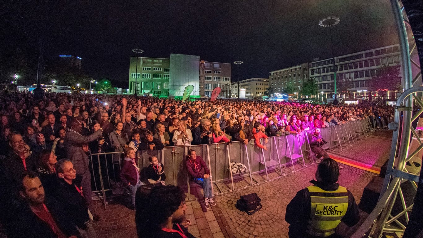 Besucherinnen und Besucher der Museumsnacht (Archivbild): Am Samstag öffnen dutzende Museen bis zum späten Abend ihre Türen.