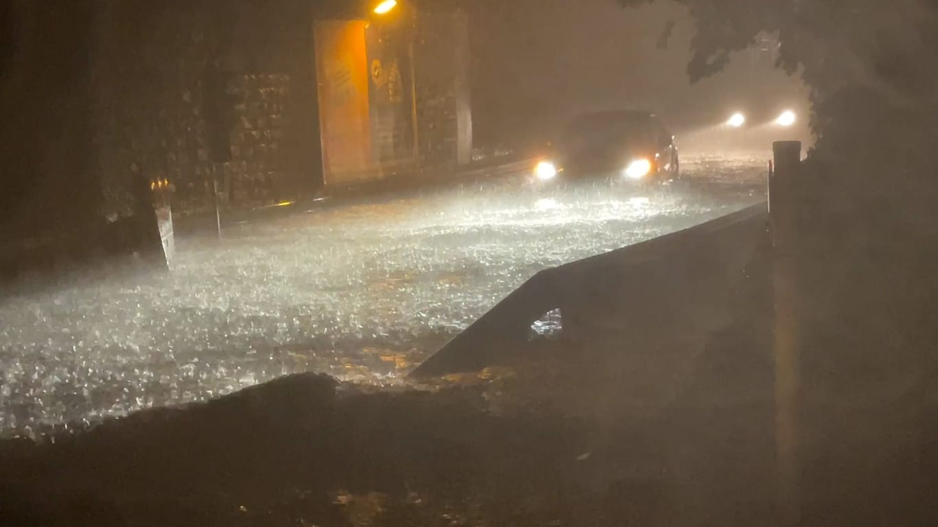 Wassermassen im Stadtteil Gleißhammer: Ein Autofahrer musste mit seiner Begleiterin gerettet werden.