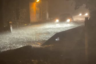 Wassermassen im Stadtteil Gleißhammer: Ein Autofahrer musste mit seiner Begleiterin gerettet werden.