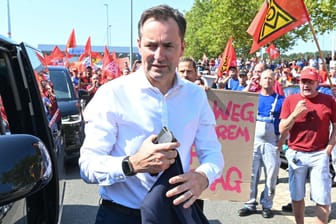 Unruhe bei Volkswagen: Mit lautstarken Protesten empfängt die Belegschaft Vorstandsmitglied Thomas Schäfer im VW-Werk in Zwickau.