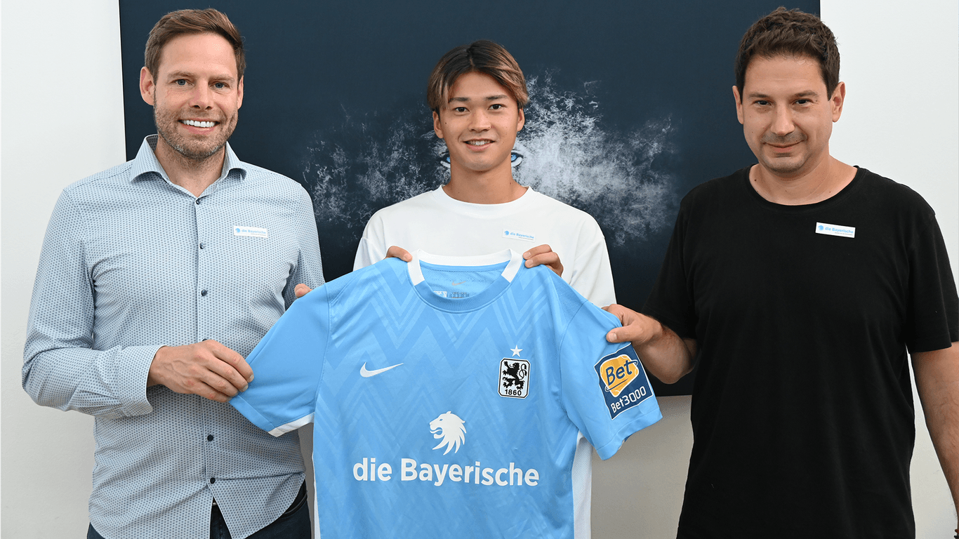 Präsentieren den Zugang: Geschäftsführer Christian Werner (l.) und Cheftrainer Argirios Giannikis (r.) mit Sōichirō Kōzuki.