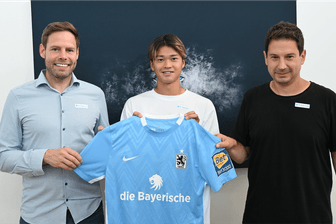 Präsentieren den Zugang: Geschäftsführer Christian Werner (l.) und Cheftrainer Argirios Giannikis (r.) mit Sōichirō Kōzuki.