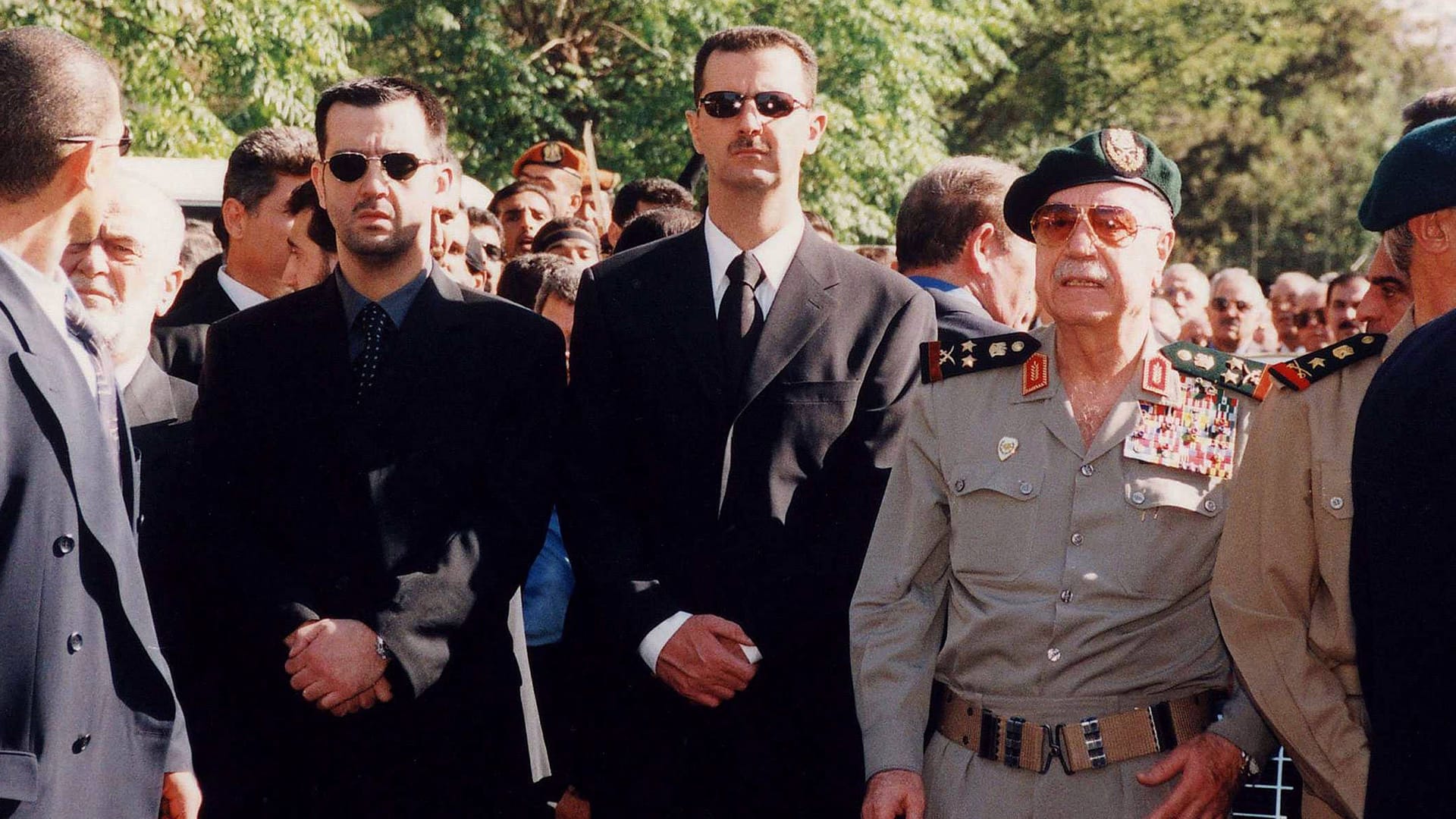 Baschar al-Assad (M.) im Jahr 2000 bei der Beerdigung seines Vaters Hafez al-Assad in Damaskus. Nebenihn sein Bruder Maher (l.).