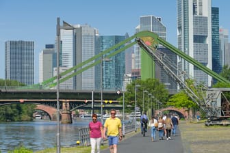 Flößerbrücke in Frankfurt am Main (Archivbild): Ein Mann stirbt nach einem Sprung in den Main.