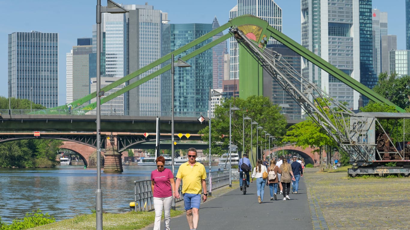 Flößerbrücke in Frankfurt am Main (Archivbild): Ein Mann stirbt nach einem Sprung in den Main.