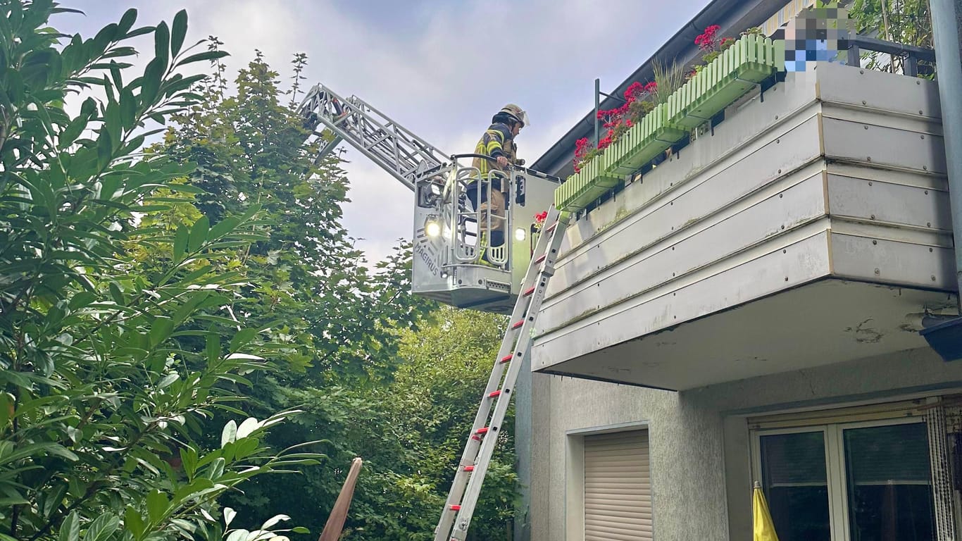 Feuerwehreinsatz in Überruhr: Mit einer Drehleiter mussten Einsatzkräfte eine Person vom Balkon retten.