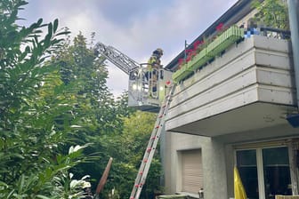 Feuerwehreinsatz in Überruhr: Mit einer Drehleiter mussten Einsatzkräfte eine Person vom Balkon retten.