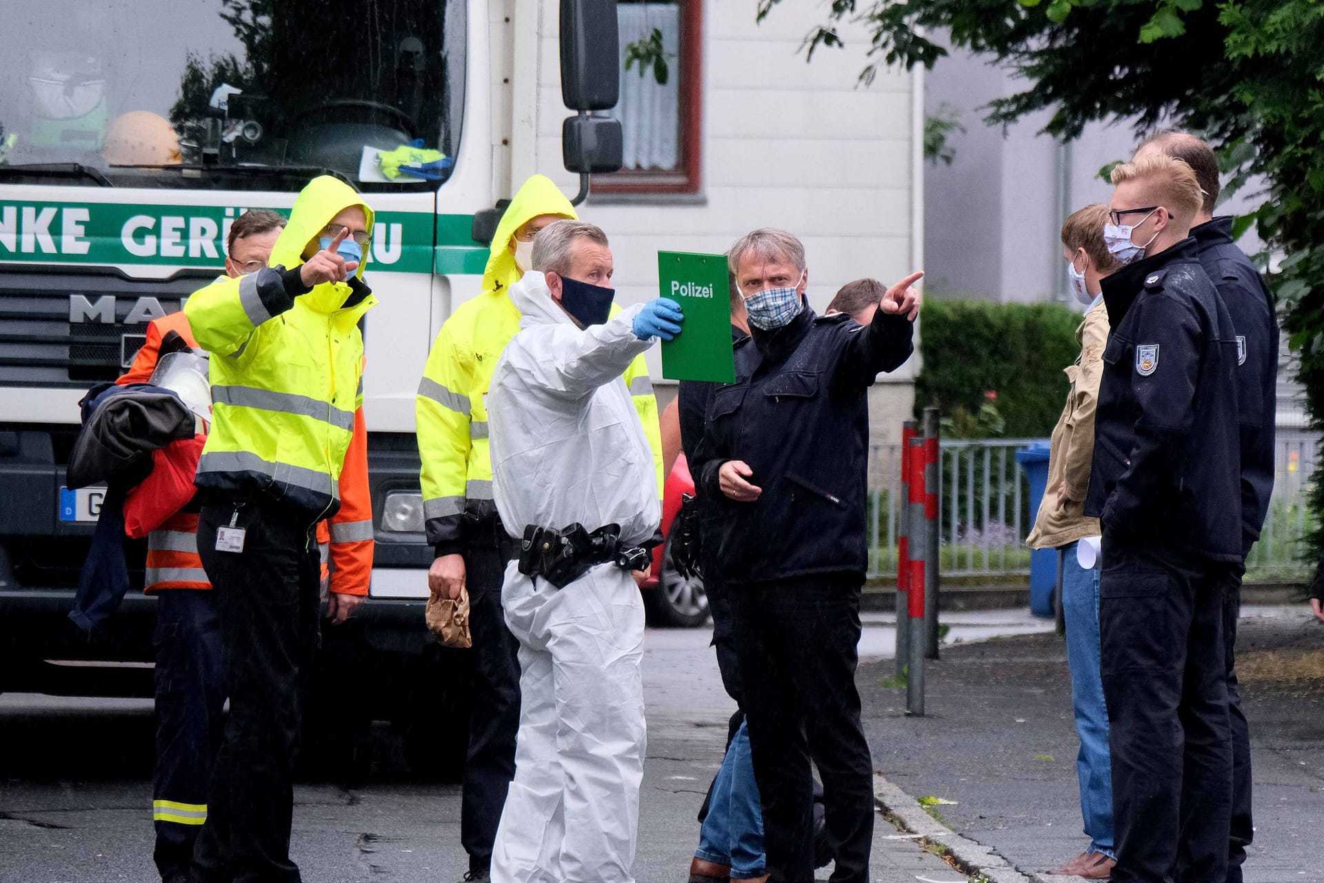 Einsatz während Corona (Archivbild): Die Polizei riegelte illegalerweise einen gesamten Gebäudekomplex ab.