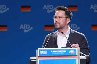 Dennis Hohloch: Er ist Parlamentarischer Geschäftsführer der AfD-Fraktion.