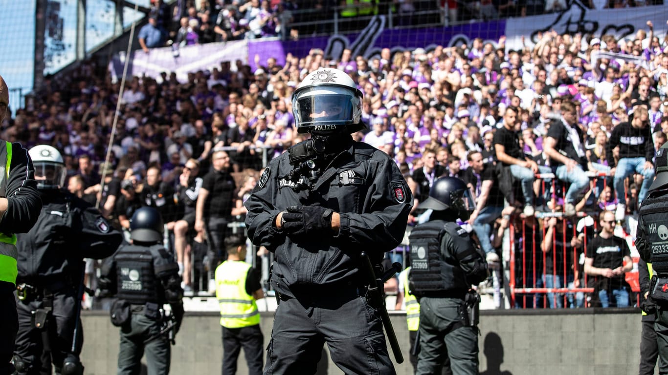 Polizisten stehen auf dem Spielfeld des Millerntorstadions (Archivbild): Die Einsätze verursachen teils hohe Kosten für die Stadt Hamburg.