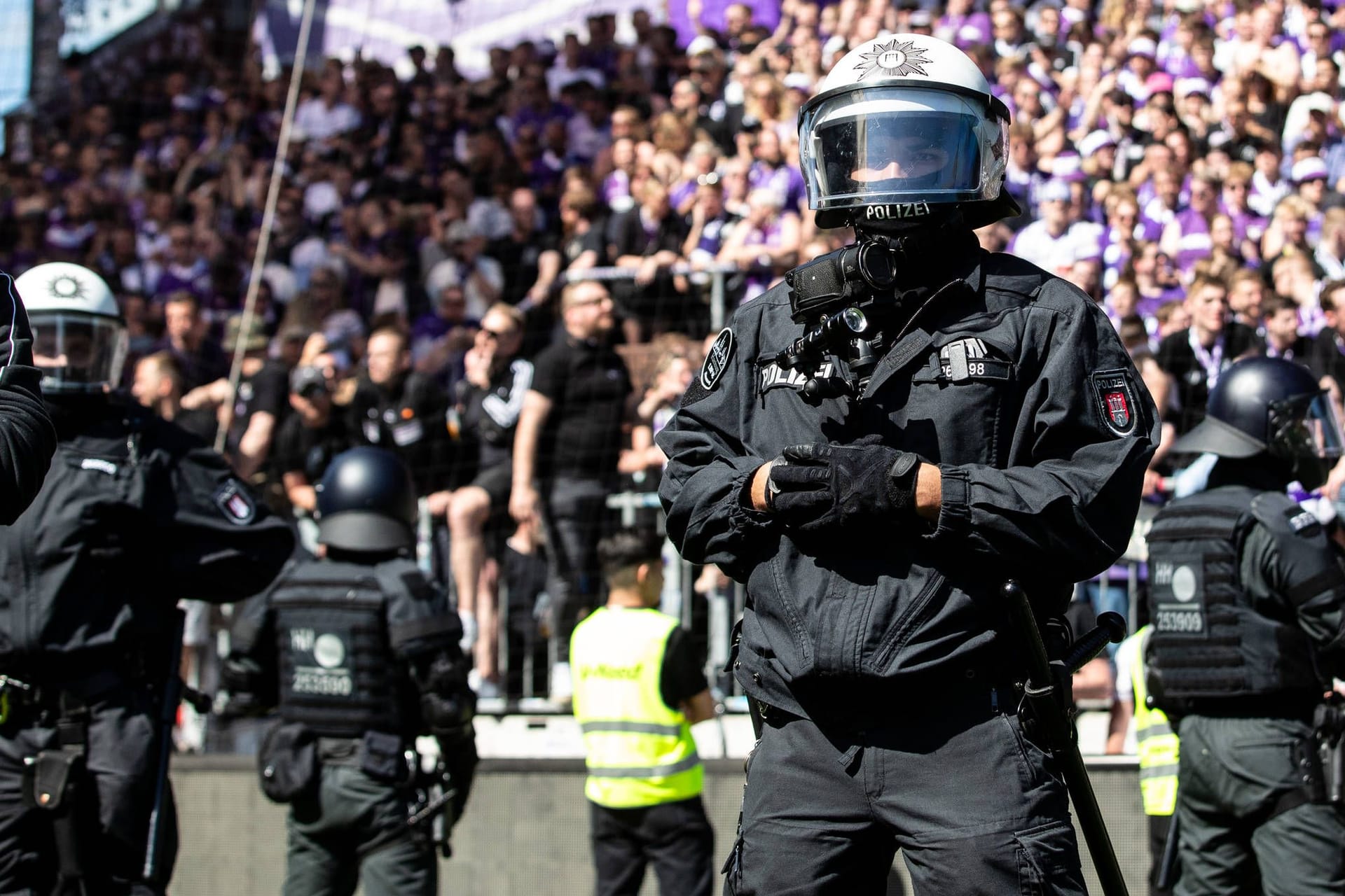 Polizisten stehen auf dem Spielfeld des Millerntorstadions (Archivbild): Die Einsätze verursachen teils hohe Kosten für die Stadt Hamburg.