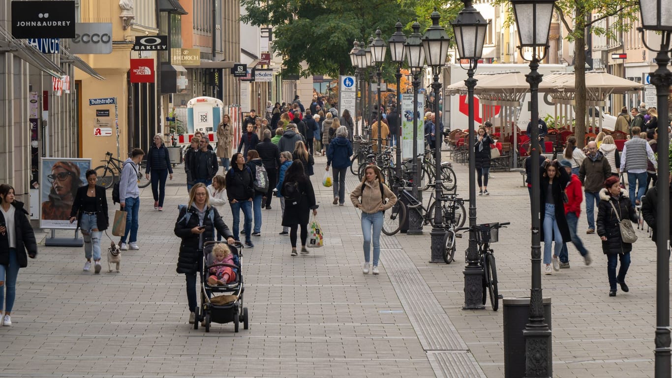 Passanten in der Münchner Fußgängerzone