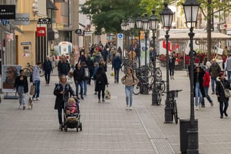 Passanten in der Münchner Fußgängerzone