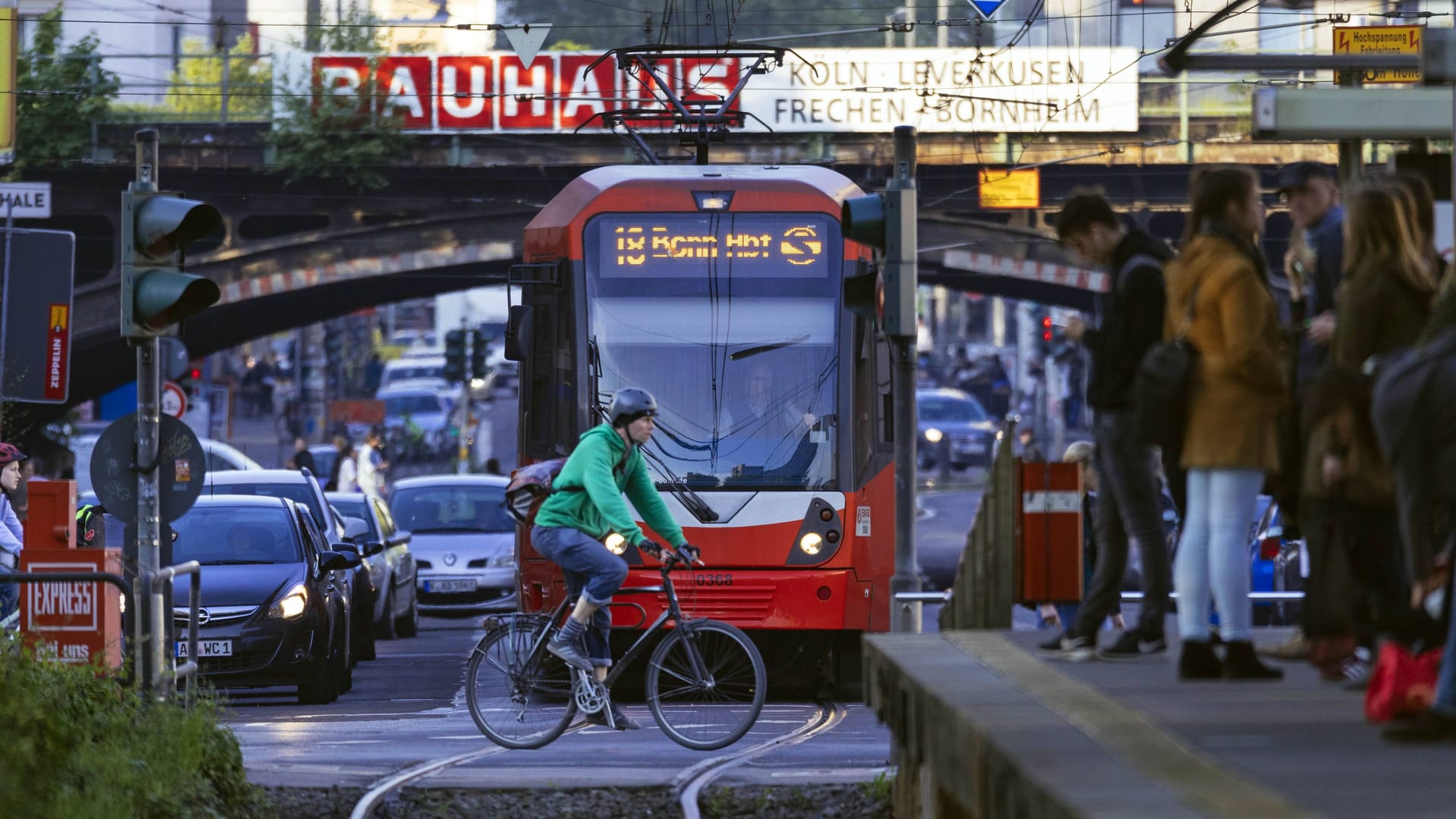 Die Luxemburger Straße am Barbarossaplatz (Archivbild): In der Kölner Innenstadt soll ein sogenannter Superblock entstehen. Fußgänger und Radfahrer sollen profitieren.