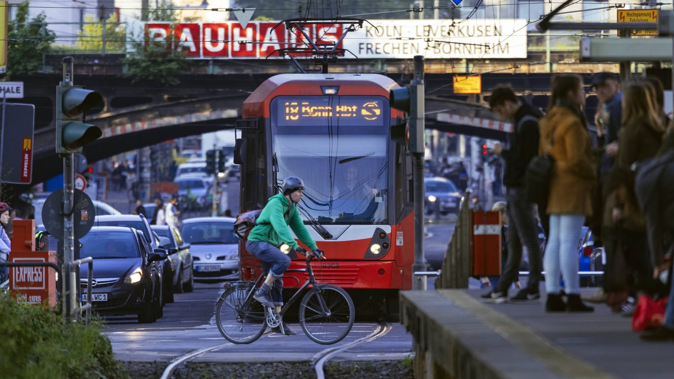 Die Luxemburger Straße am Barbarossaplatz (Archivbild): In der Kölner Innenstadt soll ein sogenannter Superblock entstehen. Fußgänger und Radfahrer sollen profitieren.