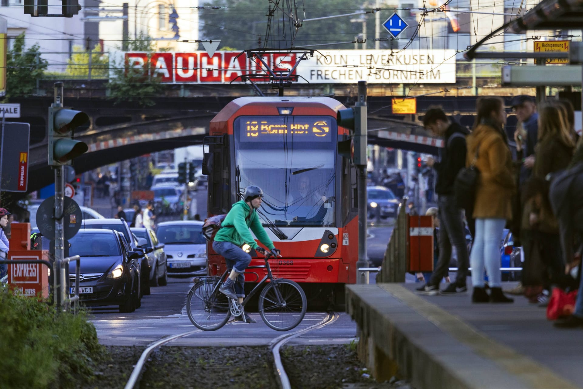 Die Luxemburger Straße am Barbarossaplatz (Archivbild): In der Kölner Innenstadt soll ein sogenannter Superblock entstehen. Fußgänger und Radfahrer sollen profitieren.