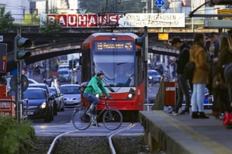 Die Luxemburger Straße am Barbarossaplatz (Archivbild): In der Kölner Innenstadt soll ein sogenannter Superblock entstehen. Fußgänger und Radfahrer sollen profitieren.