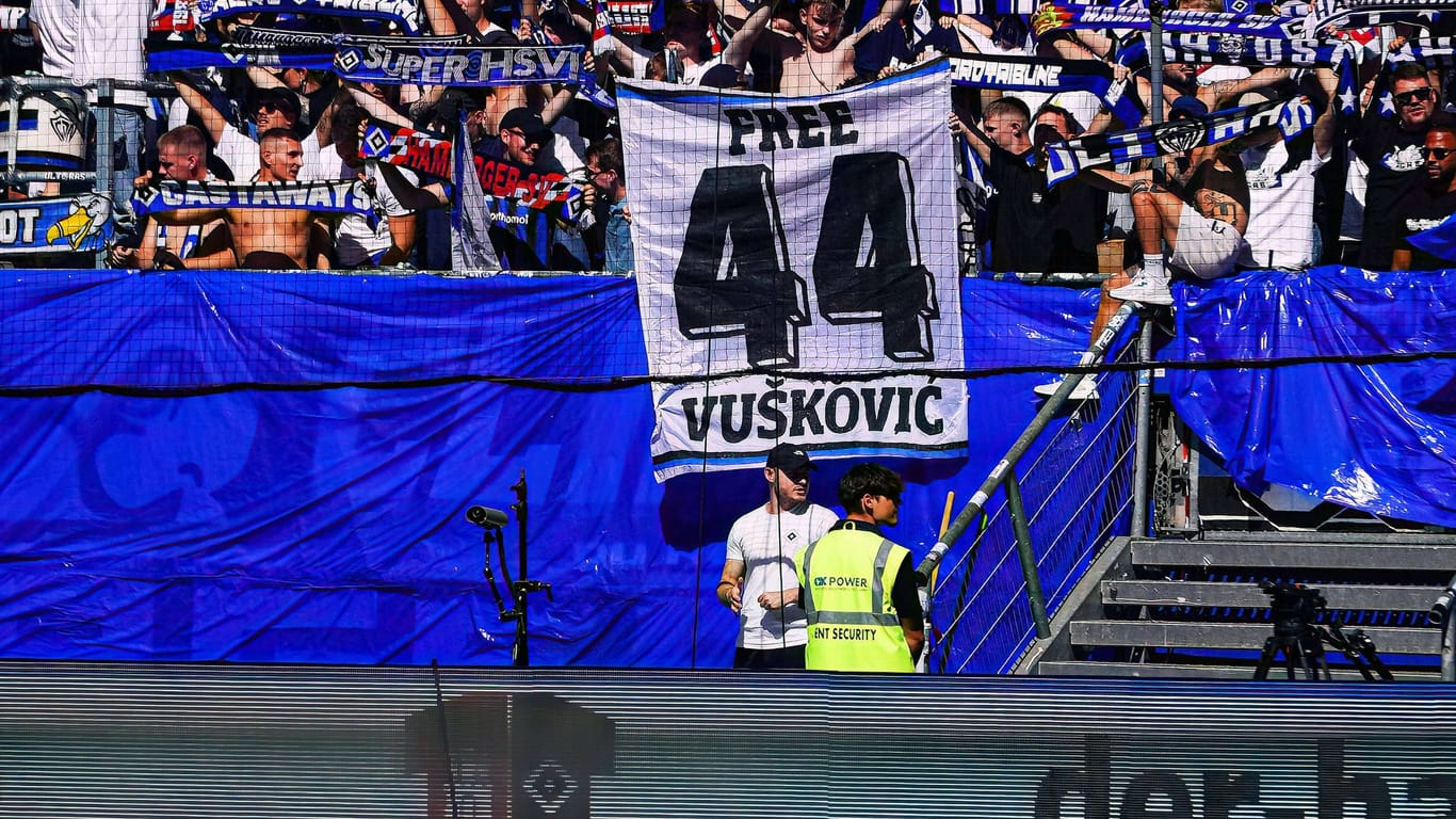 "Free Vušković": Die HSV-Fans halten weiterhin zu dem noch bis 2026 gesperrten Innenverteidiger.