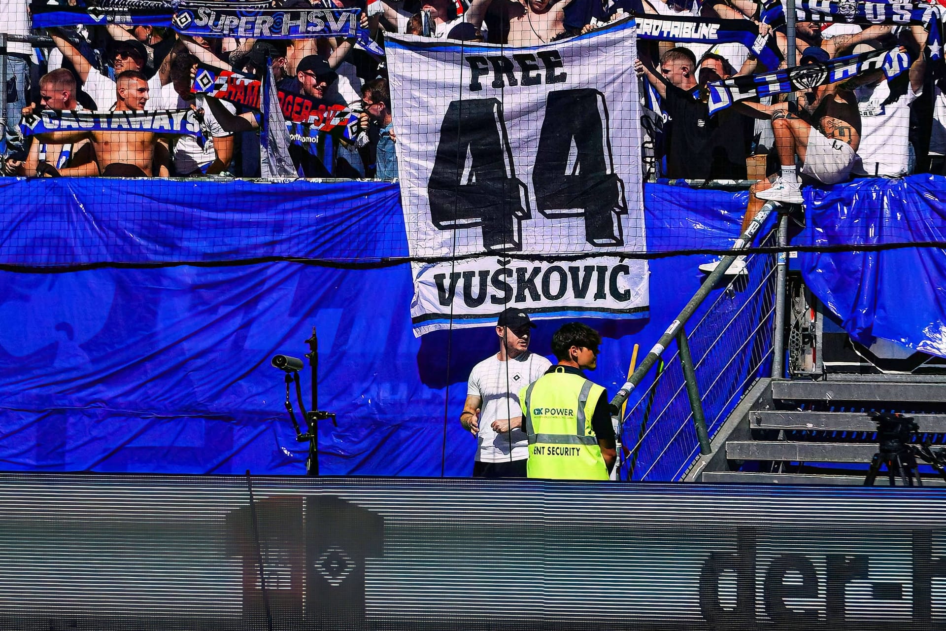 "Free Vušković": Die HSV-Fans halten weiterhin zu dem noch bis 2026 gesperrten Innenverteidiger.