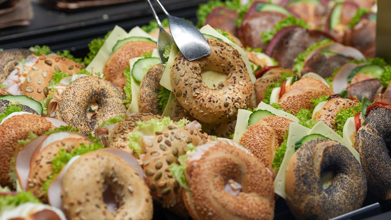 Belegte Backwaren liegen in der Auslage in einer Bäckerei