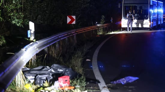 A black tarpaulin at the crime scene in Siegen: Six people were injured, three of them critically. (Source: IMAGO/Rene Traut/imago)