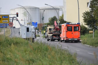 Ein Abschleppfahrzeug steht in Johannisthal nach einem Unfall auf der Stubenrauchstraße vor einem Rettungswagen: 16 Personen wurden bei dem Unfall schwer verletzt.