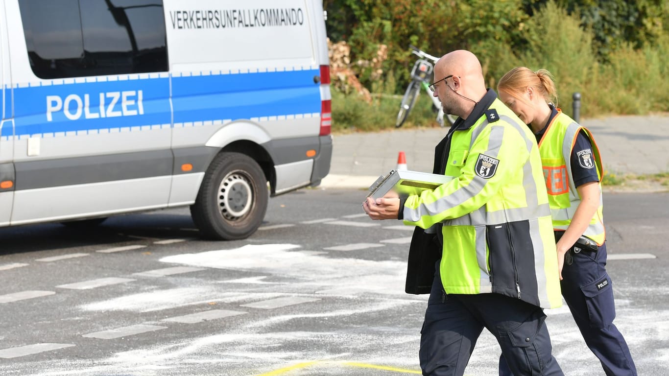 Beamte des Verkehrsunfallkommandos: Sie nehmen nach dem Unfall Beweise auf.