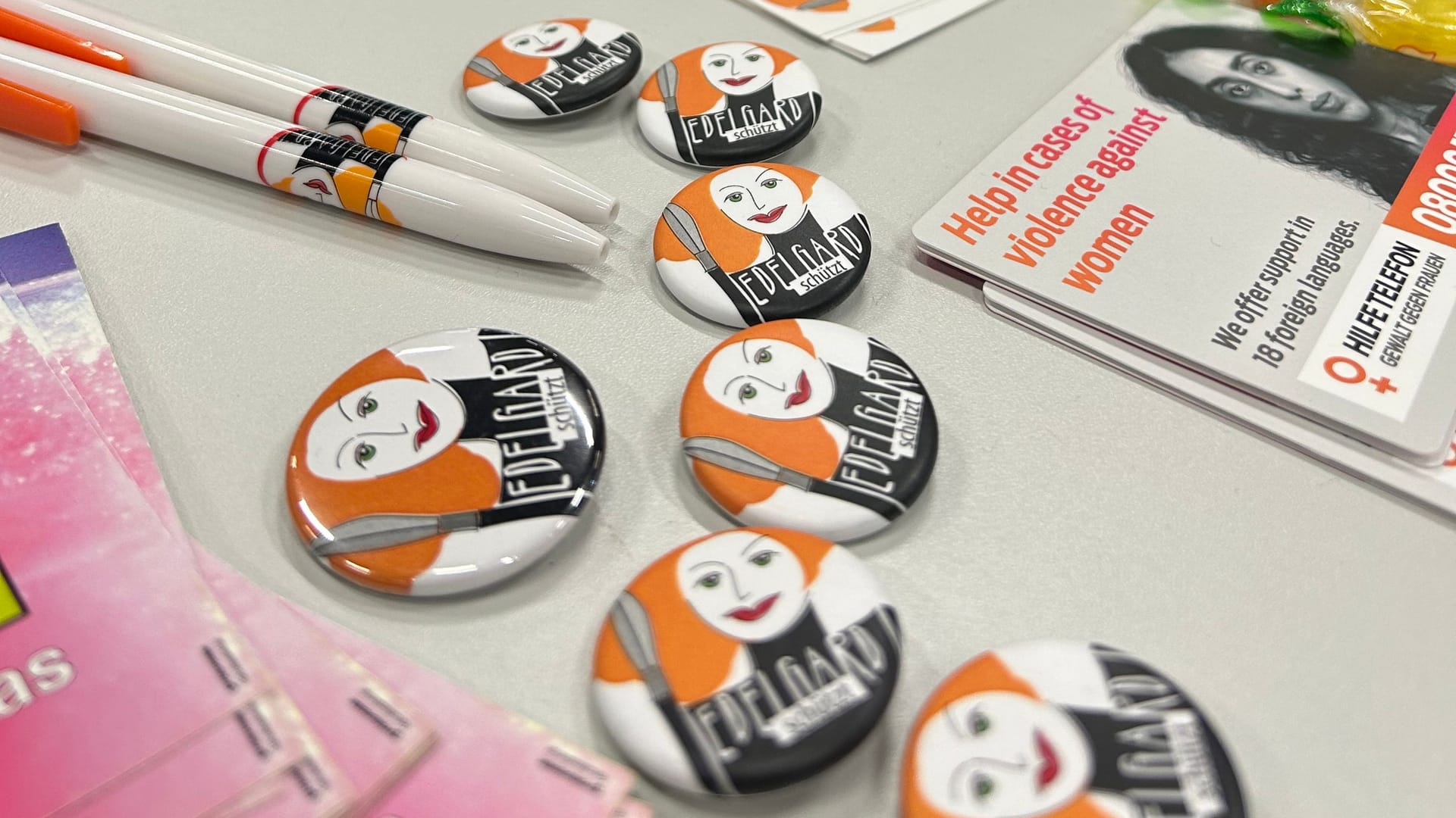 Flyer auf einem Tisch: Dem Projekt Edelgard droht das Aus.