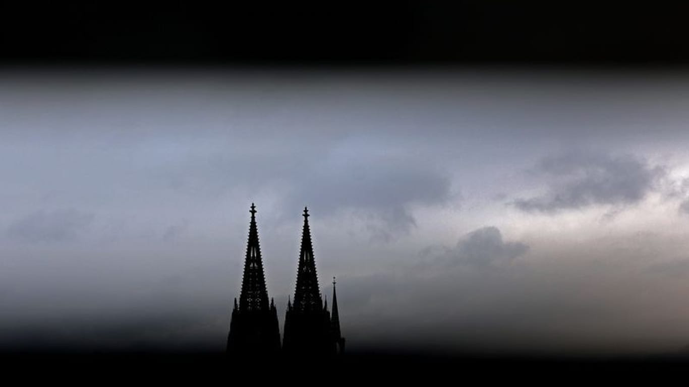 Durch ein Geländer sind die Spitzen des Domes zu sehen (Symbolbild): Im Klageverfahren gegen das Erzbistum Köln gibt es am Dienstag noch keine Entscheidung.