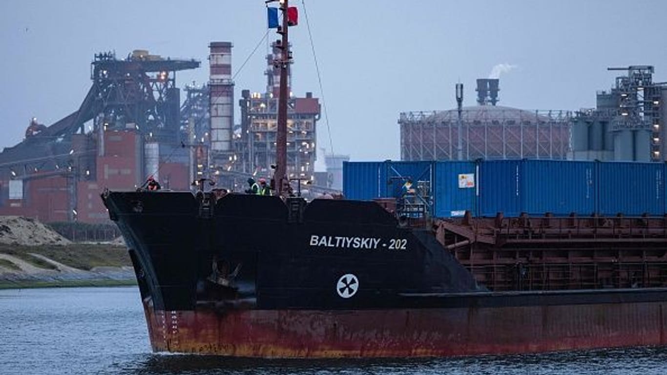 Das mit Uran beladene, russische Frachtschiff "Baltiyskiy 202" fährt in den Hafen von Dünkirchen. Französische Kernkraftwerke sind abhängig von russischem Uran.