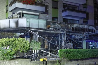 Explosion: Cafe in einem Wohn- und Geschäftshaus in Vollbrand -